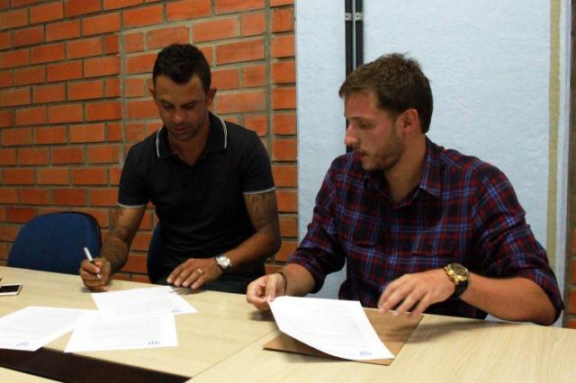 Ex-Inter, Magrão acerta com o NH: "Vamos incomodar a dupla Gre-Nal" Giovani Junior/ECNH,Divulgação Ex-Inter, Magrão acerta com o NH: "Vamos incomodar a dupla Gre-Nal" Giovani Junior/ECNH,Divulgação