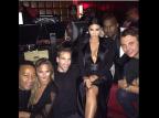 Kim Kardashian exibe decote ousado em aniversário do cantor John Legend Instagram/Reprodução/