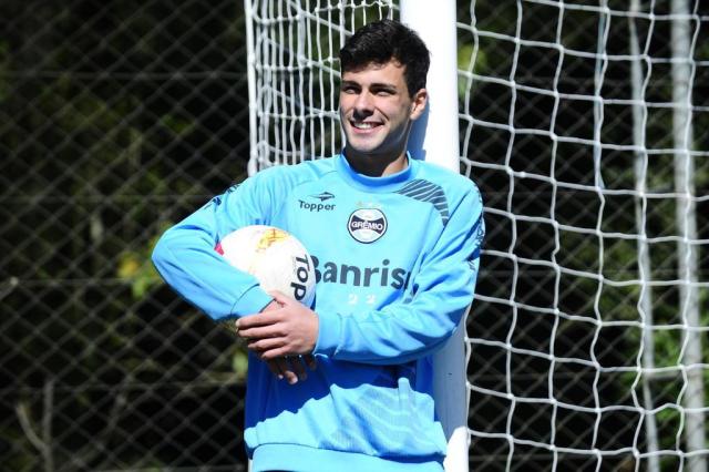 F&atilde; de Arce, lateral-direito Raul &eacute; promovido aos profissionais por Felip&atilde;o Ronaldo Bernardi/Agencia RBS