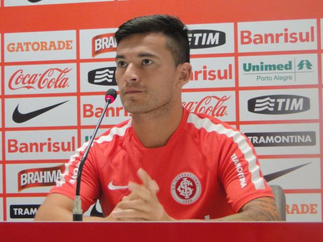 Ar&aacute;nguiz diz que prefere jogar recuado Chico Luz/Especial