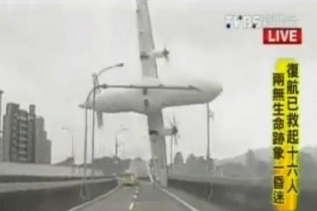 Sobe para 21 o número de mortos devido a queda de avião em Taiwan Reprodução/Reprodução Sobe para 21 o número de mortos devido a queda de avião em Taiwan Reprodução/Reprodução