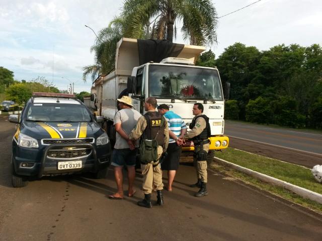 PRF detém cinco suspeitos de atirarem pedras em caminhões durante protestos Divulgação/PRF