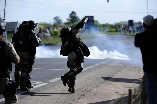 A Batalha de Camaquã: segunda-feira teve confronto entre PRF e caminhoneiros e deixou seis feridos Ronaldo Bernardi/Agencia RBS A Batalha de Camaquã: segunda-feira teve confronto entre PRF e caminhoneiros e deixou seis feridos Ronaldo Bernardi/Agencia RBS