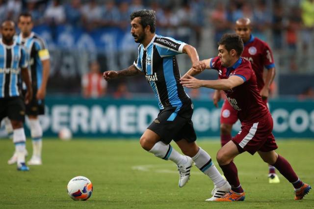 Com gol olímpico de Douglas, Grêmio vence o Caxias na Arena Diego Vara/Agencia RBS