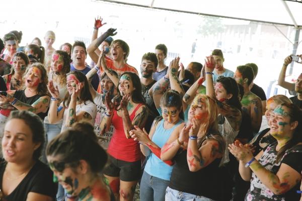 Universidade ga&uacute;cha substitui trotes por doa&ccedil;&atilde;o de livros