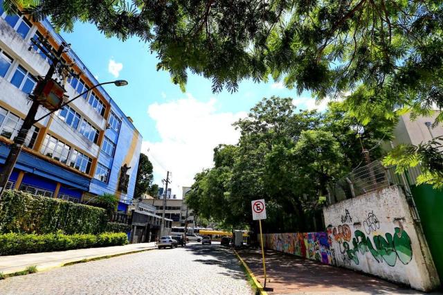 Vizinhas de rua em Porto Alegre, escolas particular e estadual têm realidades distantes Fernando Gomes/Agencia RBS