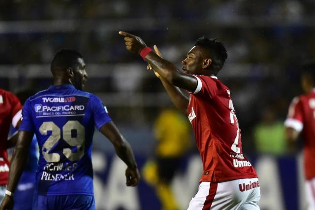 Com um a mais, Inter empata com Emelec no Equador Rodrigo Buendia/AFP