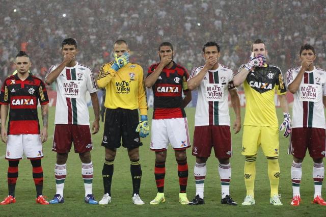 Jogadores de Flamengo e Fluminense protestam contra federação carioca durante clássico Wagner Meier/Agencia Lancepress!