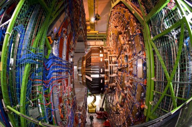 Maior acelerador de partículas do mundo volta a funcionar CERN/AFP