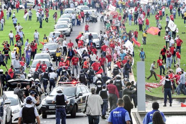 Manifestantes e polícia entram em confronto em protesto contra terceirização em Brasília Luis Macedo/Câmara dos Deputados Manifestantes e polícia entram em confronto em protesto contra terceirização em Brasília Luis Macedo/Câmara dos Deputados