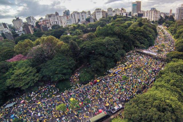 Em Porto Alegre, protesto reúne menos pessoas e se direciona contra Dilma e Lula Omar Freitas/Agencia RBS