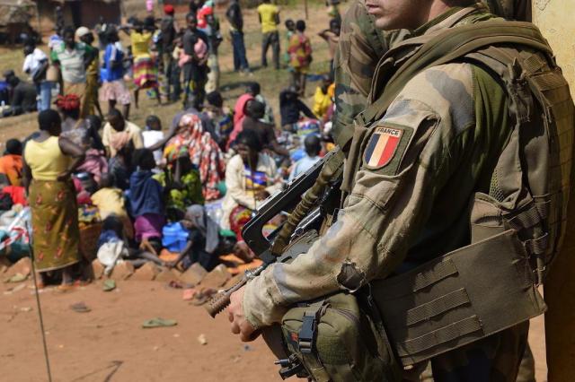 Exército francês enfrenta escândalo por abuso de crianças africanas ERIC FEFERBERG/AFP