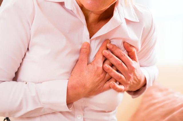 Sintomas atípicos como suor excessivo e azia podem indicar infarto Kzenon/Shutterstock