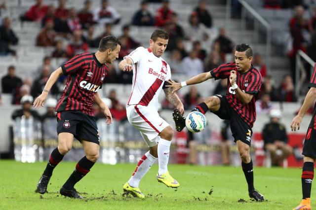 Com reservas, Inter é goleado pelo Atlético-PR em Curitiba: 3 a 0 GERALDO BUBNIAK/AGB/ESTADÃO CONTEÚDO