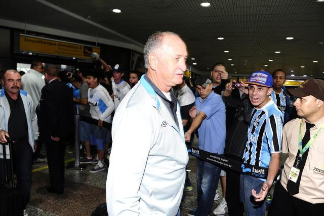 Sob protesto e vaias, delegação gremista desembarca na Capital Ronaldo Bernardi/Agência RBS