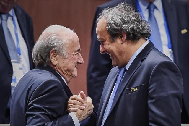 Platini apoia renúncia de Blatter: "Foi uma decisão corajosa e correta" Michael Buholzer/AFP