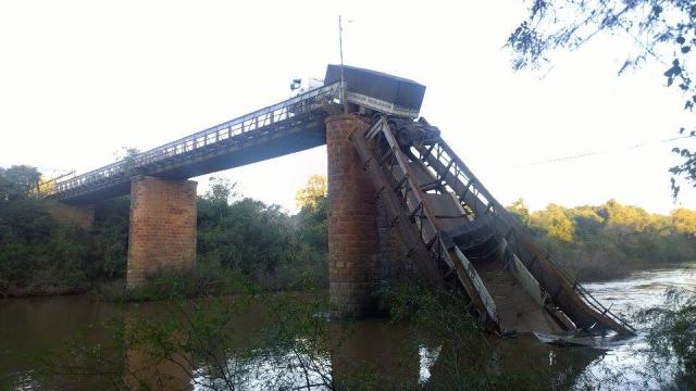 Ponte de acesso a Jaguari desaba, e bitrem e carro caem em rio Barney Medeiros/Especial