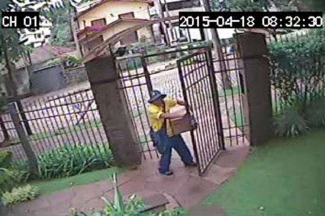 VÍDEO: bandidos usam roupa de carteiro para assaltar em Porto Alegre; veja como se prevenir Reprodução/Câmeras de segurança