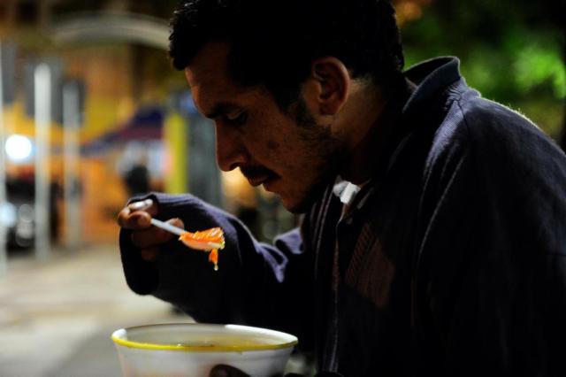 Jovem de Caxias comemora aniversário distribuindo sopa para moradores de rua Felipe Nyland/Agencia RBS