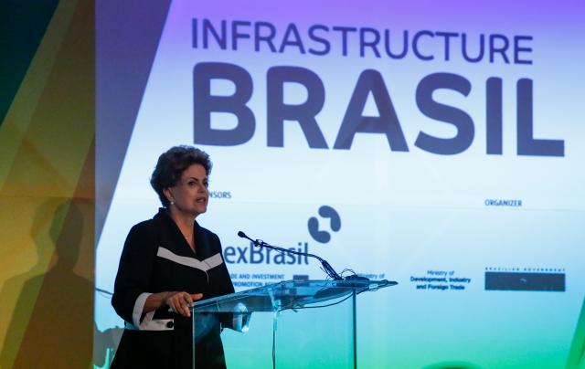Dilma defende doação da UTC para sua campanha e diz que "não respeita delator" KENA BETANCUR / AFP/
