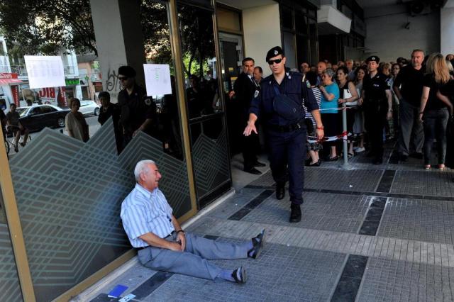 Imagem de aposentado grego chorando ganha destaque em redes sociais Sakis Mitrolidis/AFP