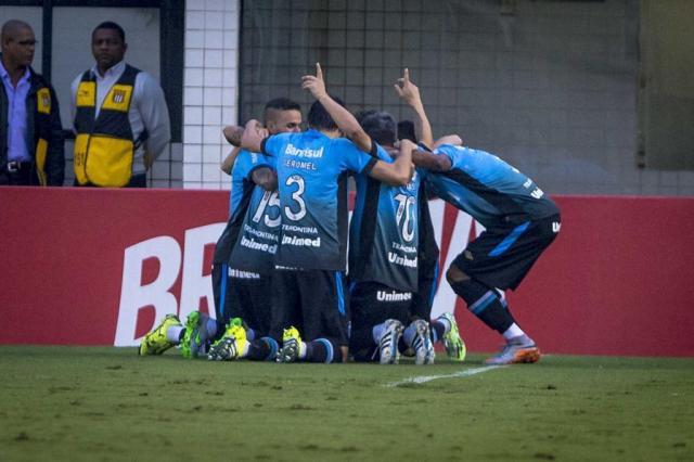 Grêmio faz 3 a 1 no Santos e chega à liderança provisória do Brasileirão Luiz Fernando Menezes/Fotoarena/Lancepress!