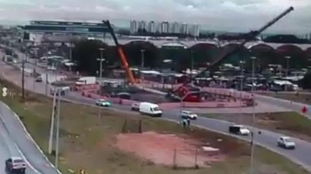 VDEO: guindaste cai em meio s obras da nova ponte do Guaba Reproduo/vdeo