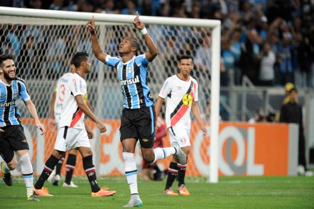Com golaço de Galhardo, Grêmio vira e vence o Joinville na Arena Fernando Gomes/