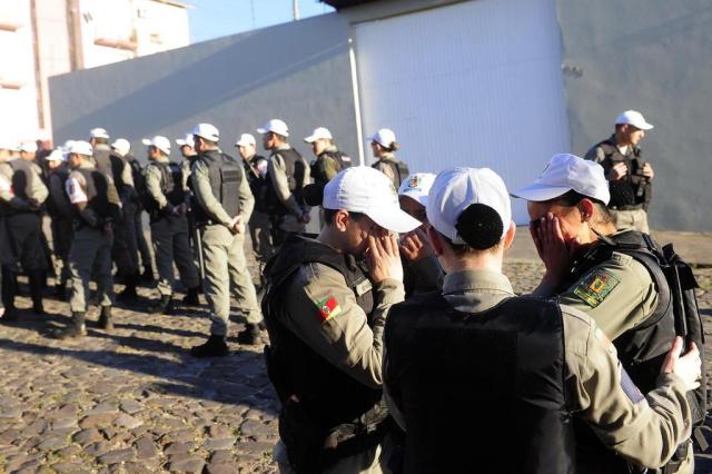 Lágrimas de PMs expõem uma situação inédita a todos nós Maiara Bersch/Agencia RBS Lágrimas de PMs expõem uma situação inédita a todos nós Maiara Bersch/Agencia RBS