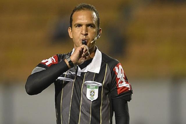Árbitro de Corinthians e Grêmio não apita a Série A há 51 dias Divulgação/CBF Árbitro de Corinthians e Grêmio não apita a Série A há 51 dias Divulgação/CBF