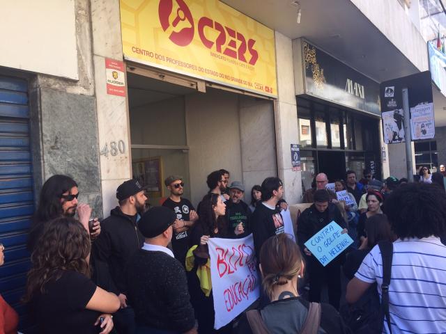 Professores contrários ao fim da greve protestam em frente à sede do Cpers Vanessa Kannenberg/Agência RBS