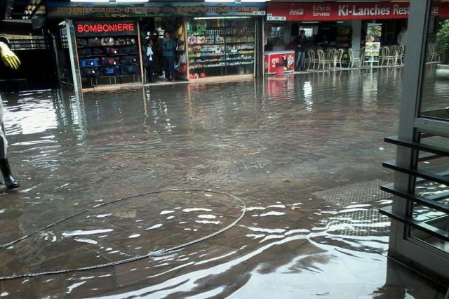 Rodoviária de Porto Alegre alaga e acesso principal aos ônibus é interditado Arquivo Pessoal/Divulgação