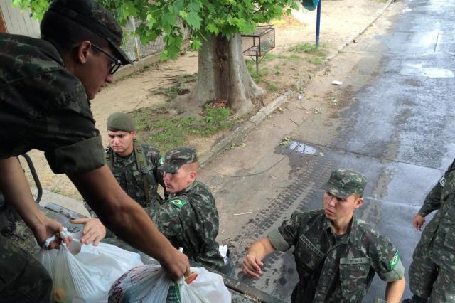 Os caminhões do Exército estão sendo usados também para a distribuição de alimentos Foto: Adriana Irion / Agência RBS Exército reforça socorro aos atingidos pelas cheias nas ilhas de Porto Alegre Adriana Irion/Agência RBS
