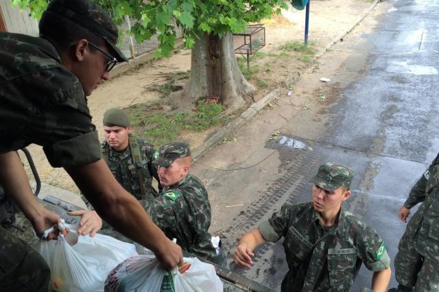 Exército reforça socorro aos atingidos pelas cheias nas ilhas de Porto Alegre Adriana Irion/Agência RBS