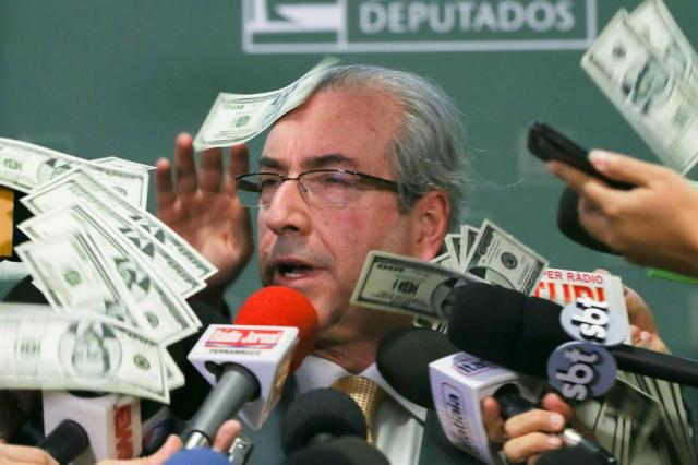 Manifestante joga balde de notas falsas de dólar na cabeça de Cunha Lula Marques/Agência PT/Divulgação Manifestante joga balde de notas falsas de dólar na cabeça de Cunha Lula Marques/Agência PT/Divulgação