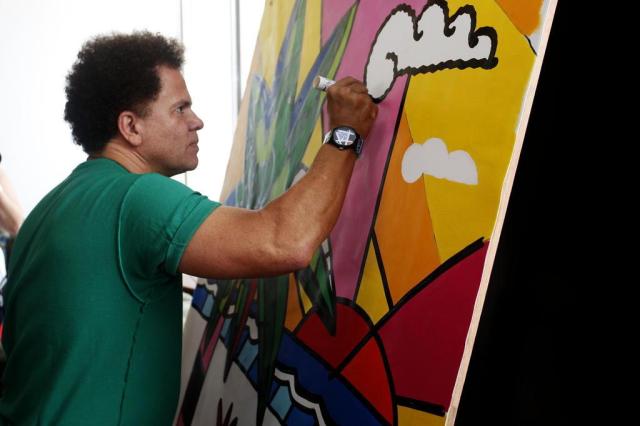 Romero Britto rebate críticos: "Tem quem fale por inveja e por ignorância, o mundo está aberto para falarem o que quiserem" Dhavid Normando/Divulgação