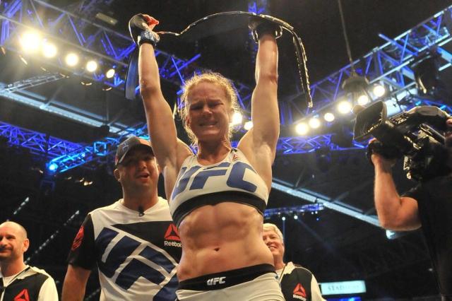 Filha de pastor e ex-boxeadora: conheça Holly Holm, a nova campeã do UFC Paul Crock/AFP