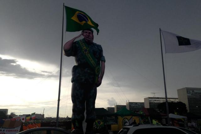 General afastado após criticar governo é homenageado com boneco inflável em protesto Guilherme Mazui/Agência RBS