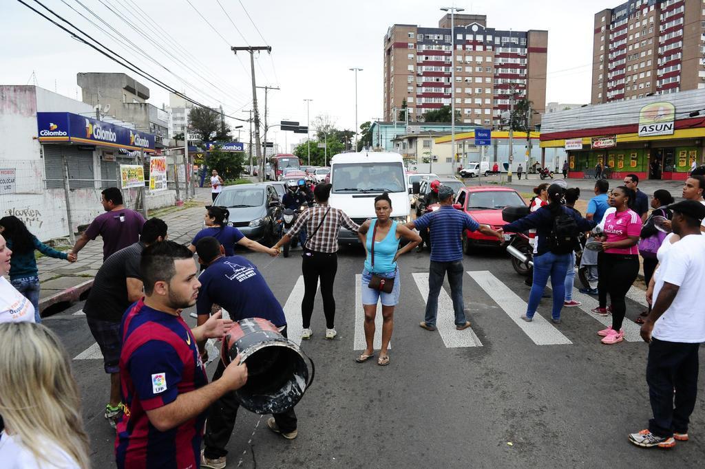 Após protesto, trânsito é liberado em cruzamento de avenidas da zona sul de Porto Alegre