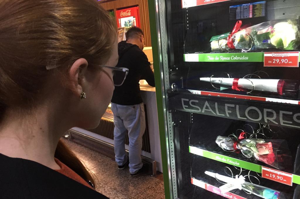 Em vez de chocolate ou refri, máquina automática vende flores no aeroporto