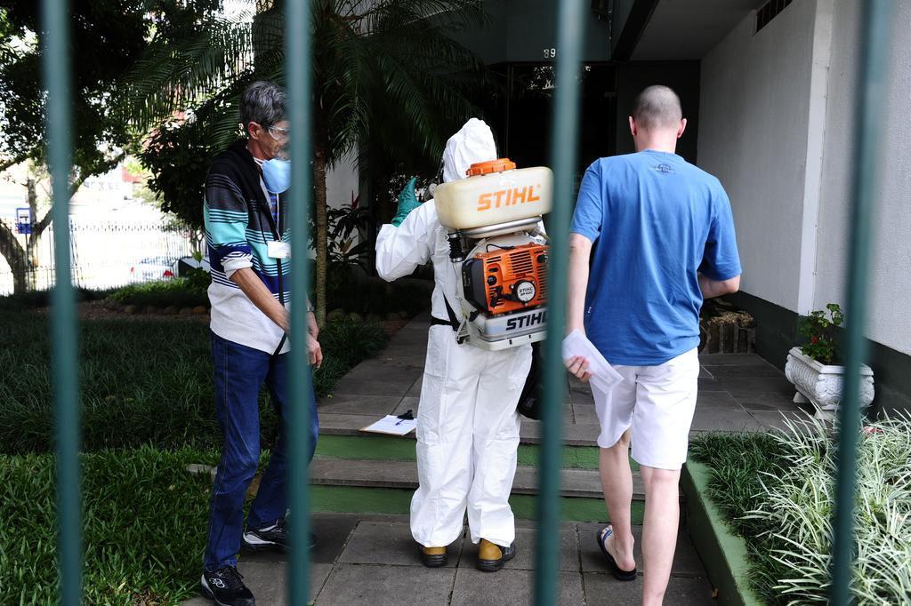 Região do bairro Santana, em Porto Alegre, é pulverizada após caso suspeito de zika vírus