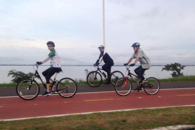 Foto: Dilma pedala na Orla do Guaíba neste domingo  Ricardo Duarte/Especial