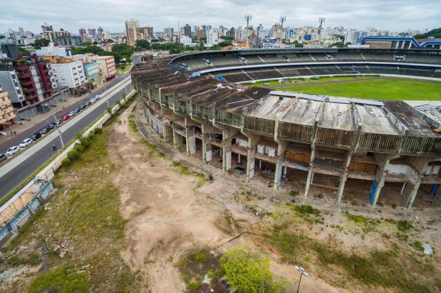 Desocupado há um ano, Olímpico atrai moradores de rua e usuários de drogas Omar Freitas/Agencia RBS