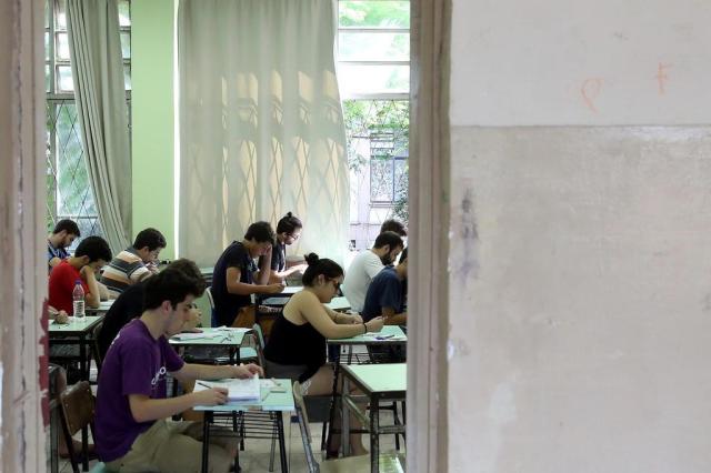 Projeto prevê que mais ricos paguem para frequentar universidade pública Tadeu Vilani/Agencia RBS Projeto prevê que mais ricos paguem para frequentar universidade pública Tadeu Vilani/Agencia RBS