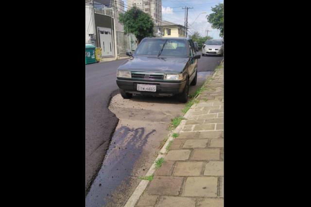 Por causa de carro estacionado, recapeamento de asfalto contorna o veículo em Caxias Marlene Toniazzo Zawadzki?/ Divulgação/