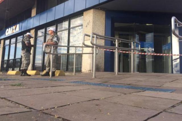 Criminosos arrombam agência bancária na zona sul de Porto Alegre Felipe Daroit/Agencia RBS Criminosos arrombam agência bancária na zona sul de Porto Alegre Felipe Daroit/Agencia RBS
