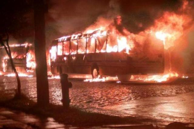 Polícia prende dois suspeitos de incendiar ônibus e lotação em dezembro em Porto Alegre Gabriel Moura/Divulgação Polícia prende dois suspeitos de incendiar ônibus e lotação em dezembro em Porto Alegre Gabriel Moura/Divulgação