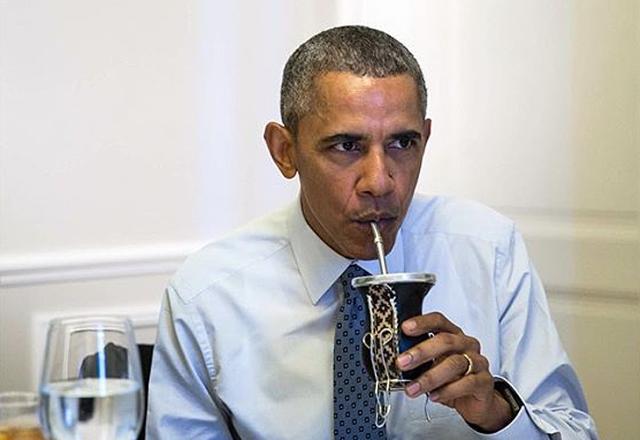 Obama experimenta o chimarrão Pete Souza/White House