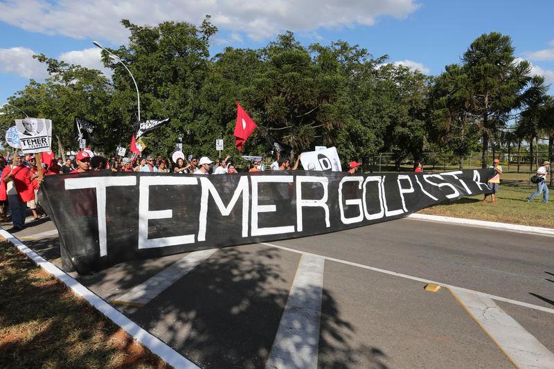 Manifestantes protestam em frente à residência oficial de Temer em Brasília
