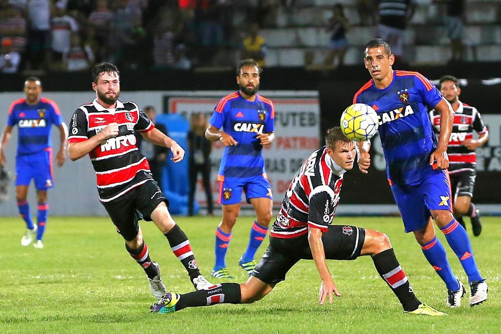 No Arruda, Sport faz 1 a 0 no Santa Cruz e deixa a lanterna do Brasileirão Carlos Ezequiel Vannoni/Agência Eleven